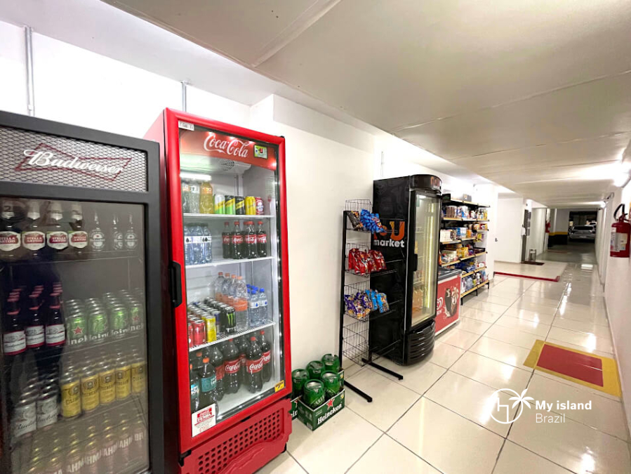 mini loja de conveniências do condomínio, com vários produtos para necessidades básicas